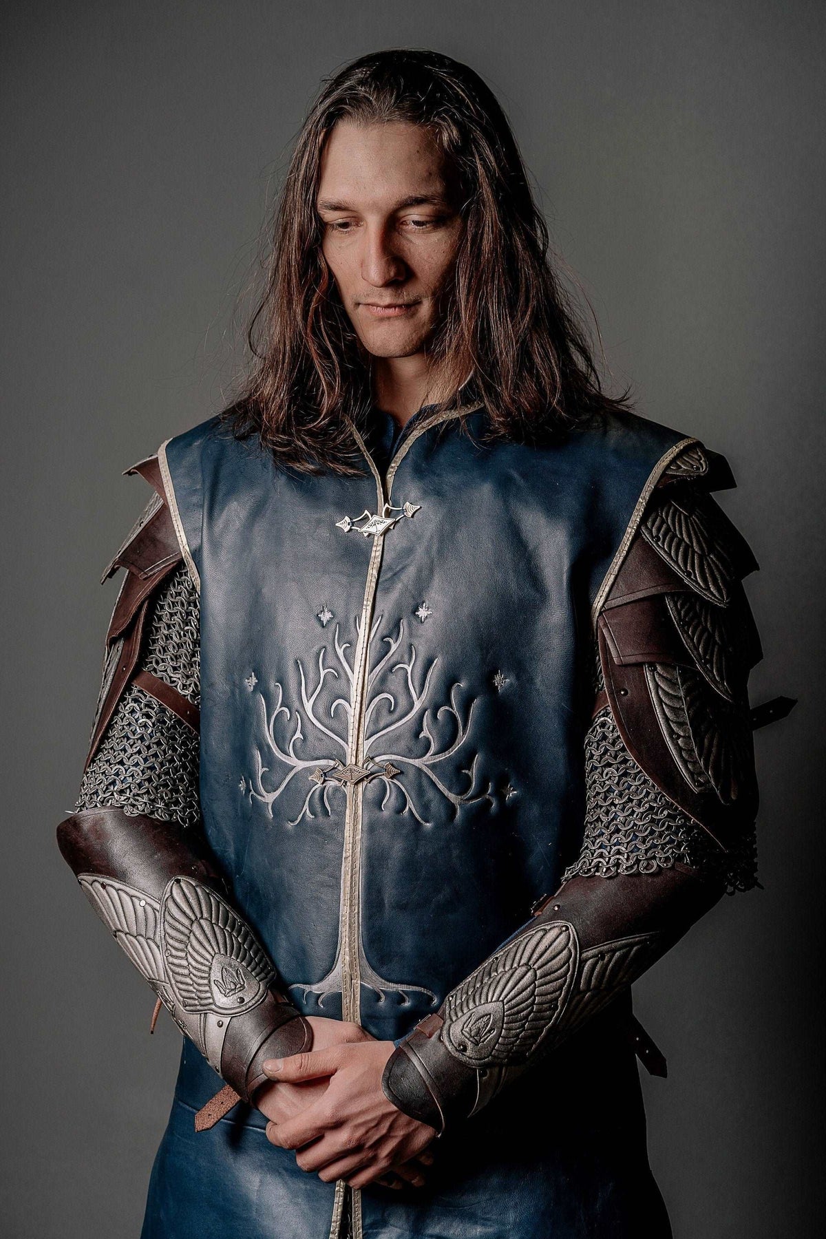 Aragorn's King bracers (Lord of the Rings)